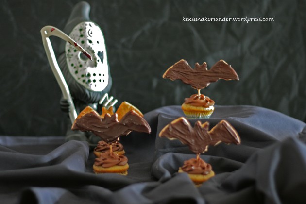 Kürbismuffins mit Fledermauskeks Schokofrosting Halloween