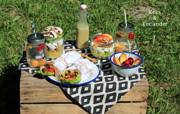 Picknick im englischen Garten Salat Buchweizenwraps infused water